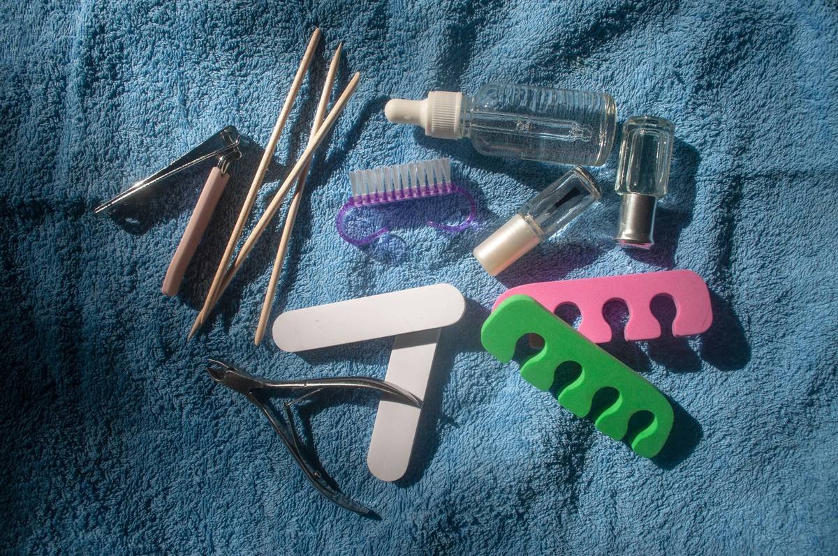Diagram showing how oxygen enters poorly sealed nail polish bottles causing solvent evaporation and thickening