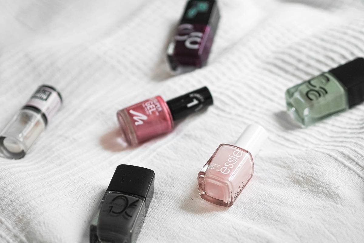 Infographic showing before-and-after of disorganized vs color-coded nail polish collection with stats on time saved and recall improvement