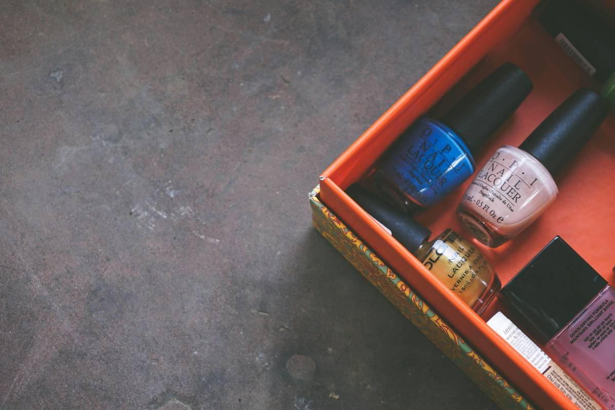 Customizable nail hue arrangement system using labeled bins and undertone sorting